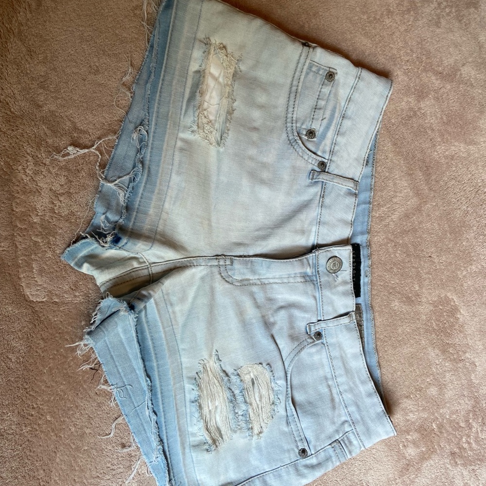 Light wash Aeropostale shorty shorts 10
